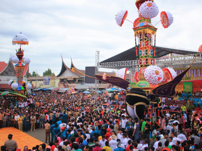 Festival Tahunan di Pariaman: Perpaduan Budaya, Atraksi, dan Dampak Positif