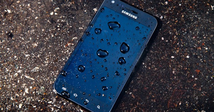 Cara memperbaiki Samsung yang terkena air