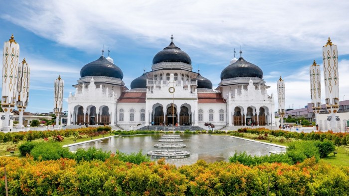 Menelusuri Masjid Bersejarah Aceh: Warisan Arsitektur dan Budaya