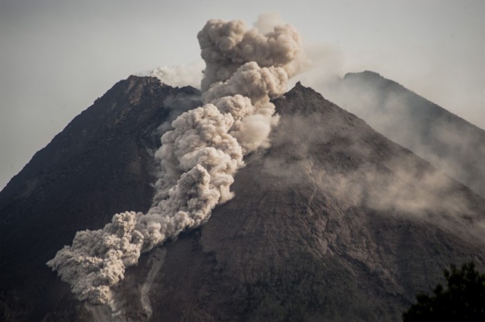 Gunung marapi erupsi lagi siang ini , lontarkan abu vulkanik 600 meter