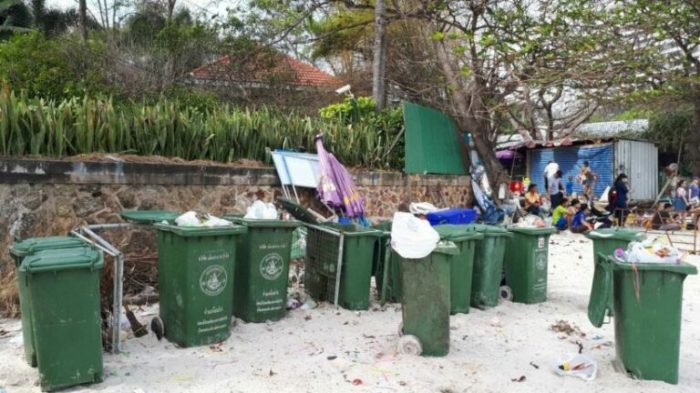 Media Sumbar – Pegawai Pariwisata Bersih-Bersih Sampah Pasca Ombak Besar di Muaro Lasak