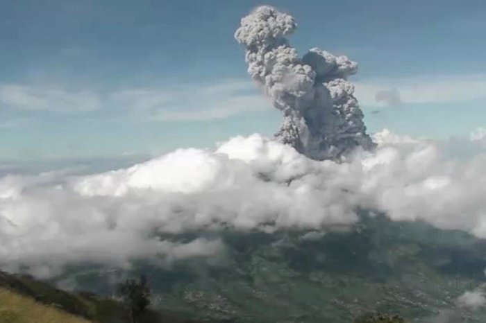Media Sumbar – Gunung Marapi Erupsi Lagi, Semburkan Abu Vulkanik 600 Meter